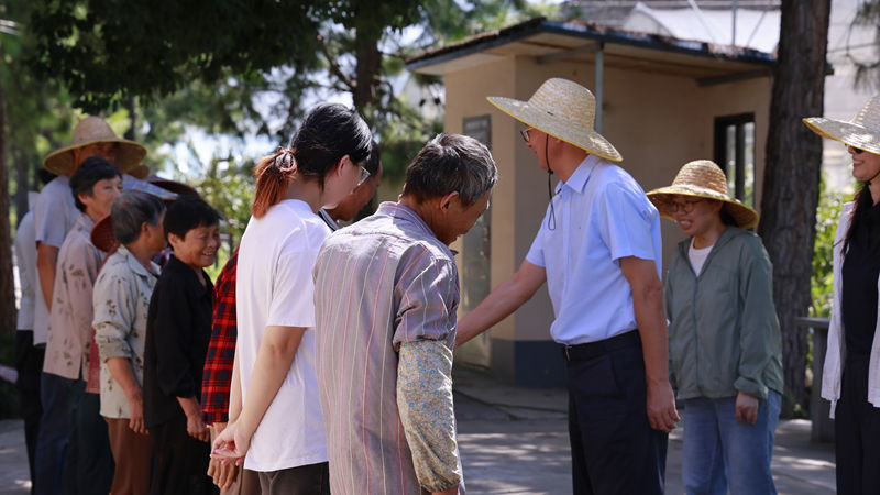 曹勇奇赴之豇種業基地開展高溫慰問